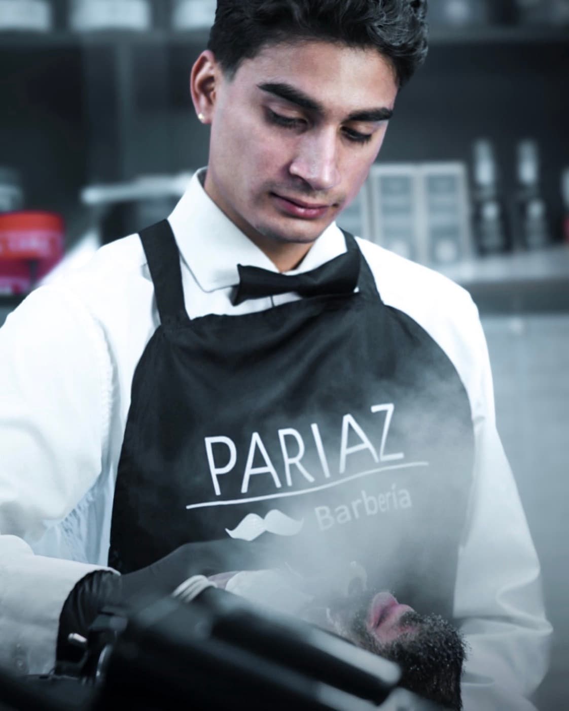 Barbero de Pariaz trabajando una barba con vapor