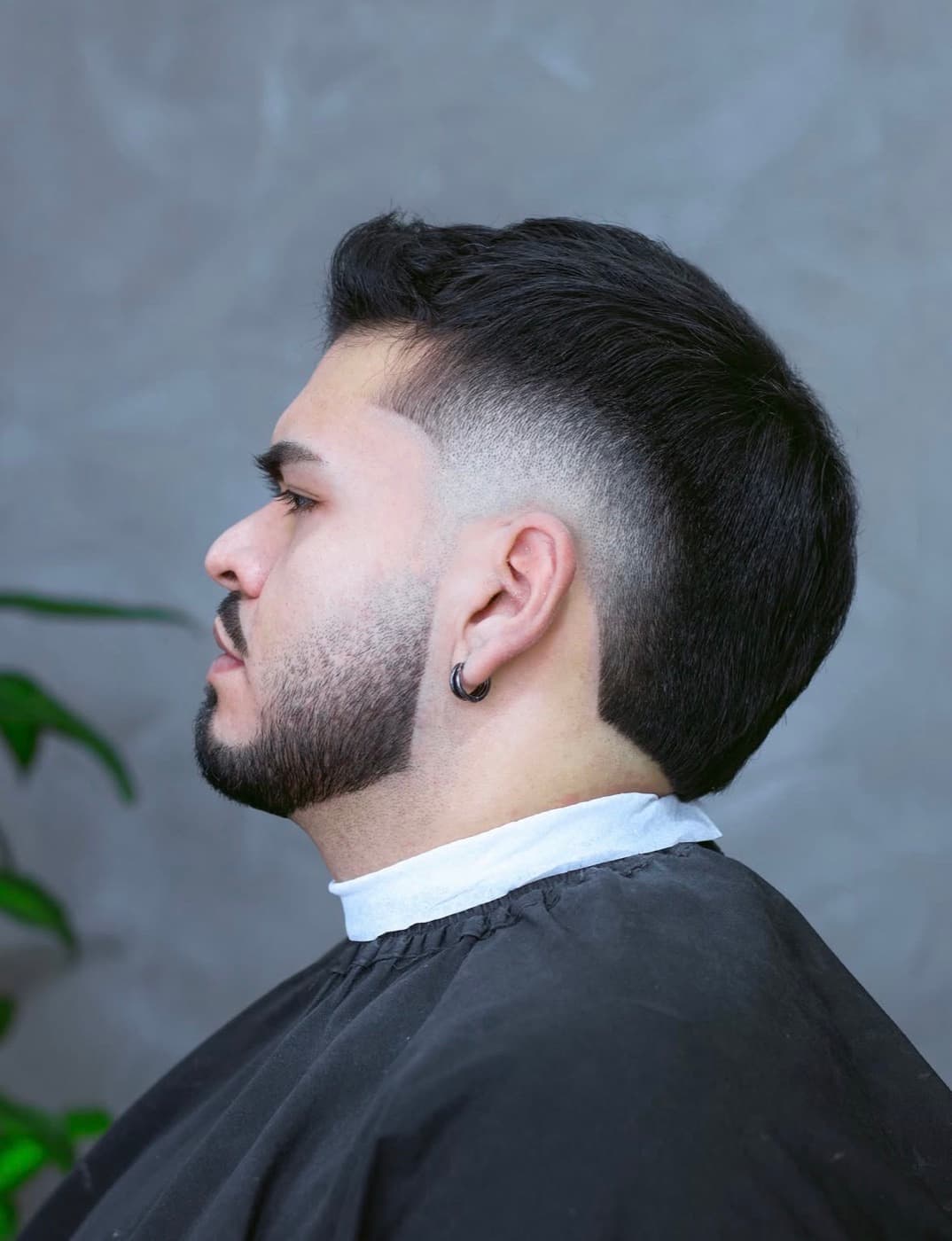 Cliente de perfil antes del corte